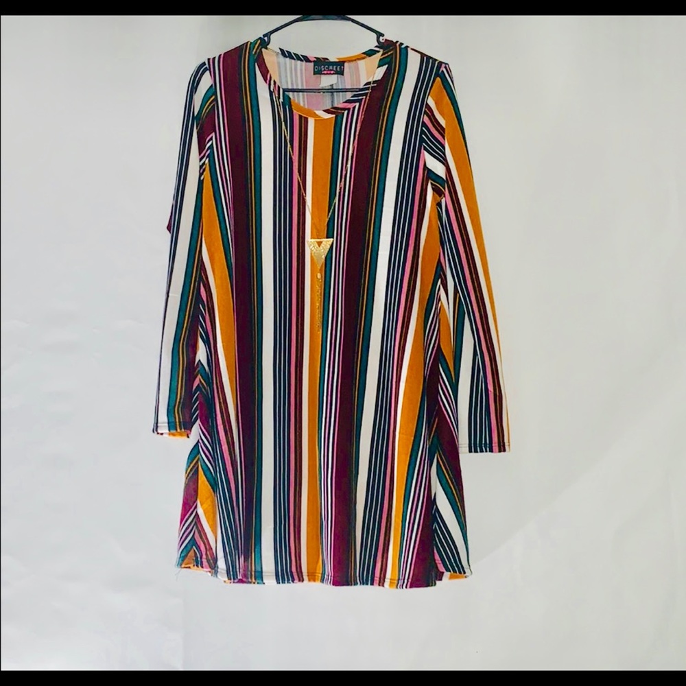 Casual accessorized dress
